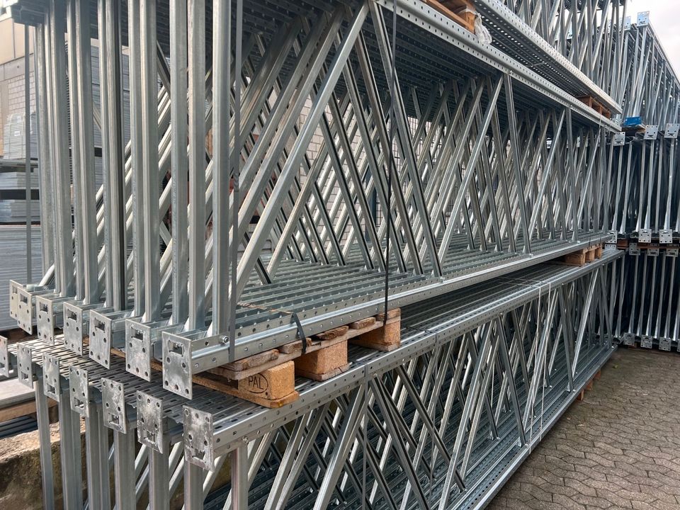 Gebrauchtes Dexion Palettenregal mit 5.000 mm Rahmenhöhe, 1.100 mm Tiefe und 9.000 kg maximaler Feldlast je Feld
