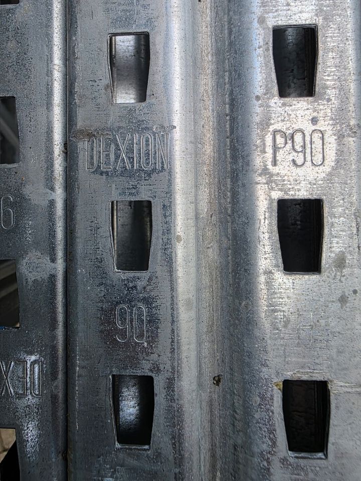 Gebrauchtes Dexion Palettenregal mit 2.700 mm langen Traversen und 2.400 kg Traversenlast bei gleichverteilter Last