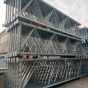 Gebrauchtes Dexion Palettenregal mit 270 Stellplätzen, Rahmenhöhe 5.000 mm, verzinkte Rahmen und blau lackierte Traversen