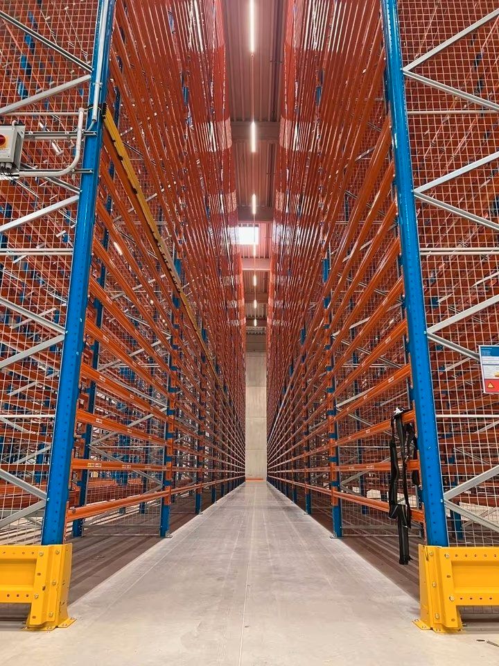 Gebrauchtes Stow Palettenregal mit 160 Stellplätzen, Höhe 6.000 mm, himmelblau lackierte Rahmen und reinorange lackierte Traversen